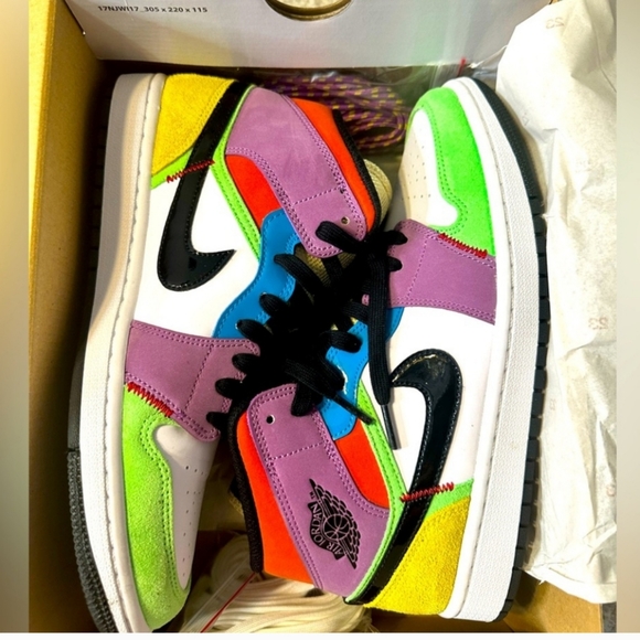 Women's Air Jordan 1 Mid - Picture 2 of 8